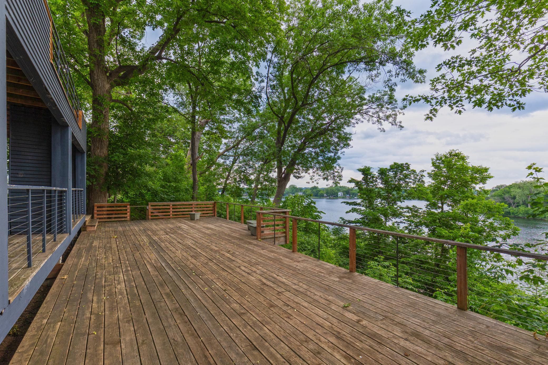 1601 W Medicine Lake Drive
