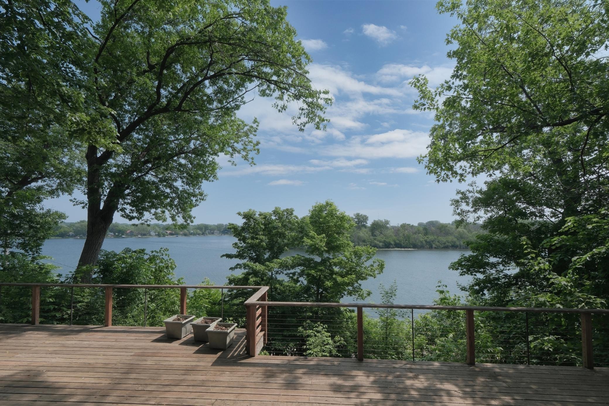 1601 W Medicine Lake Drive