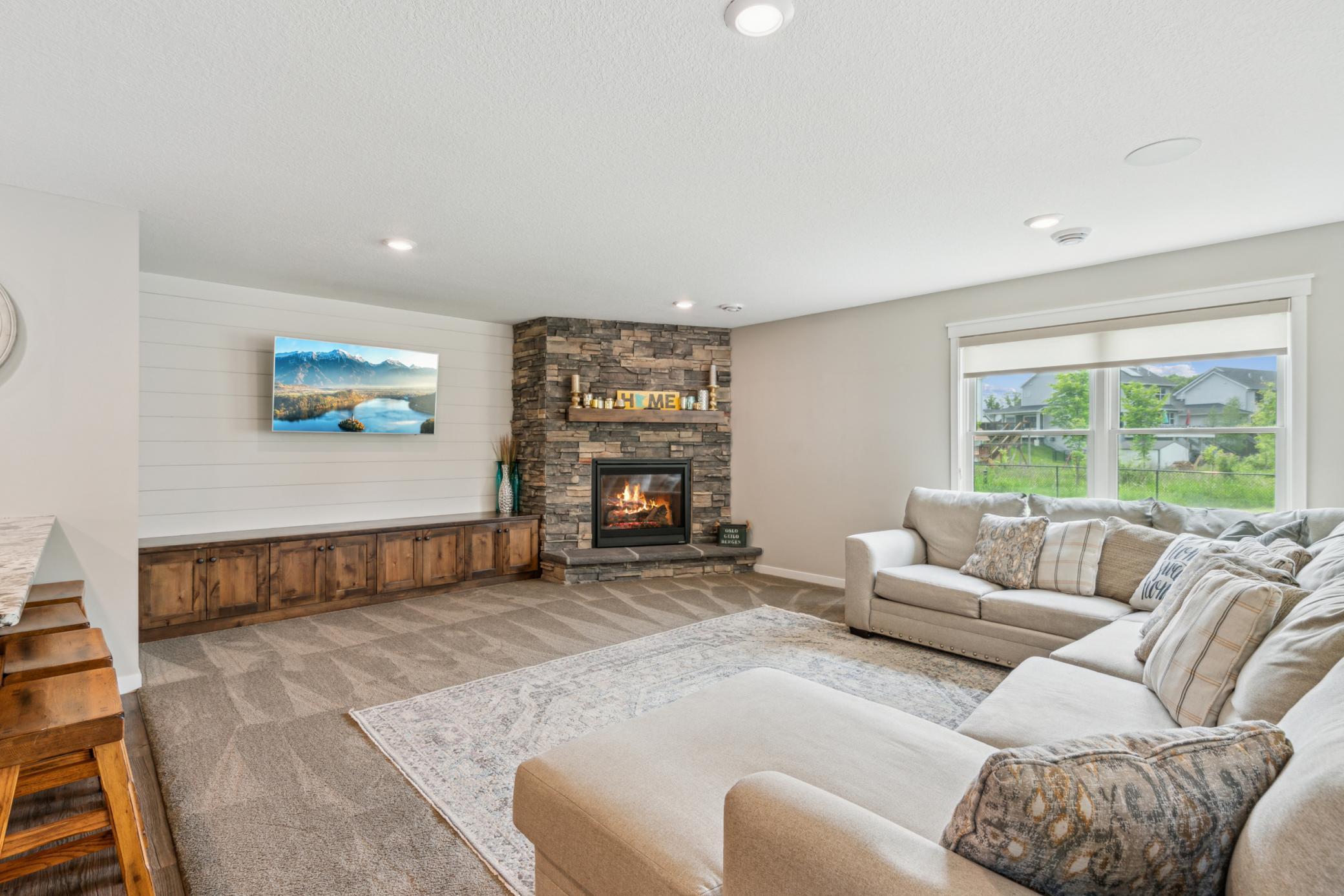 928 Pheasant Run S