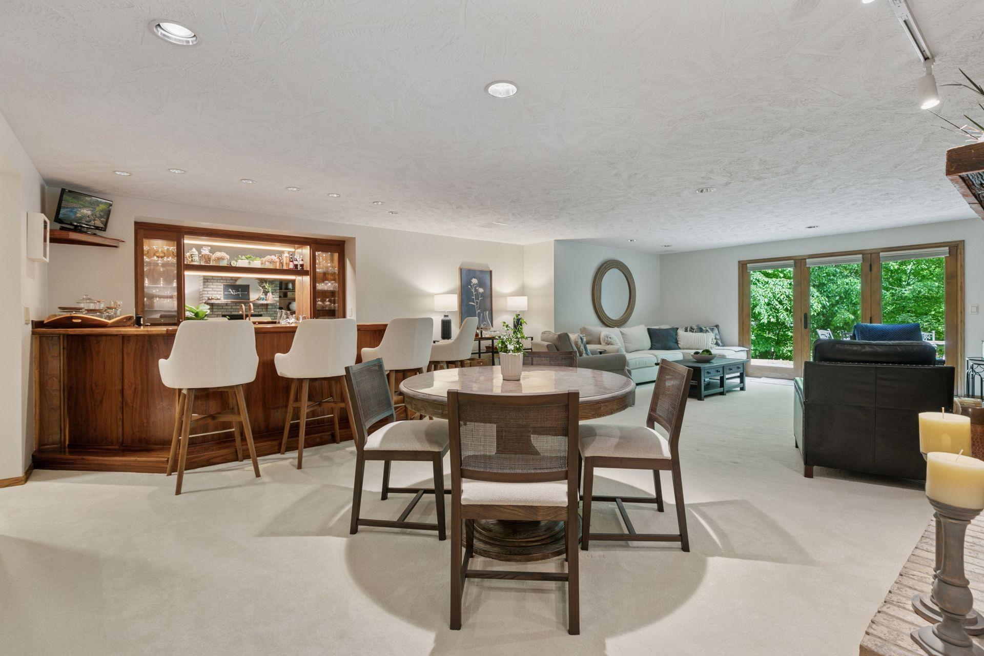 1405 W Farm Road