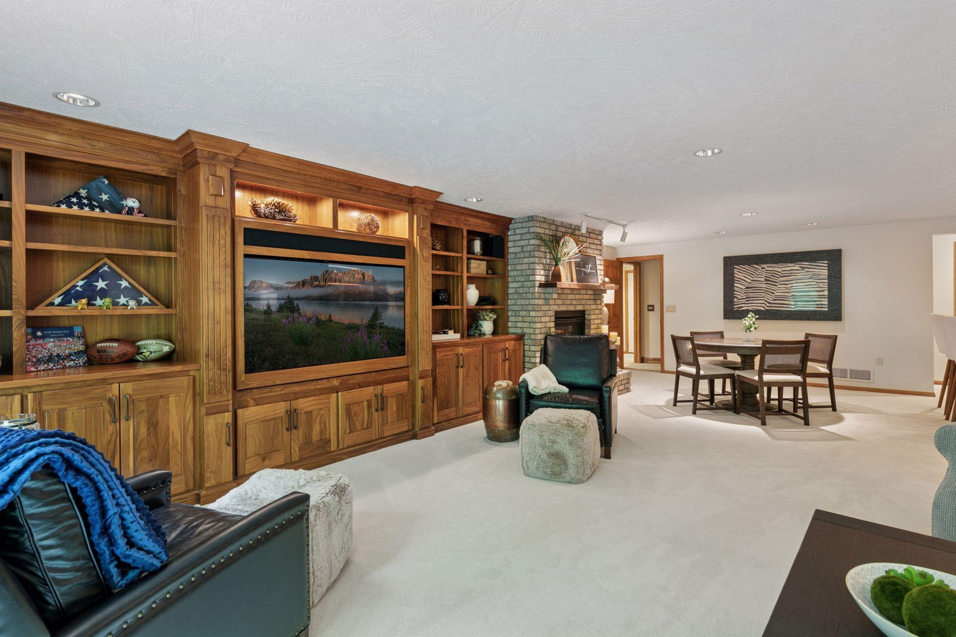 1405 W Farm Road