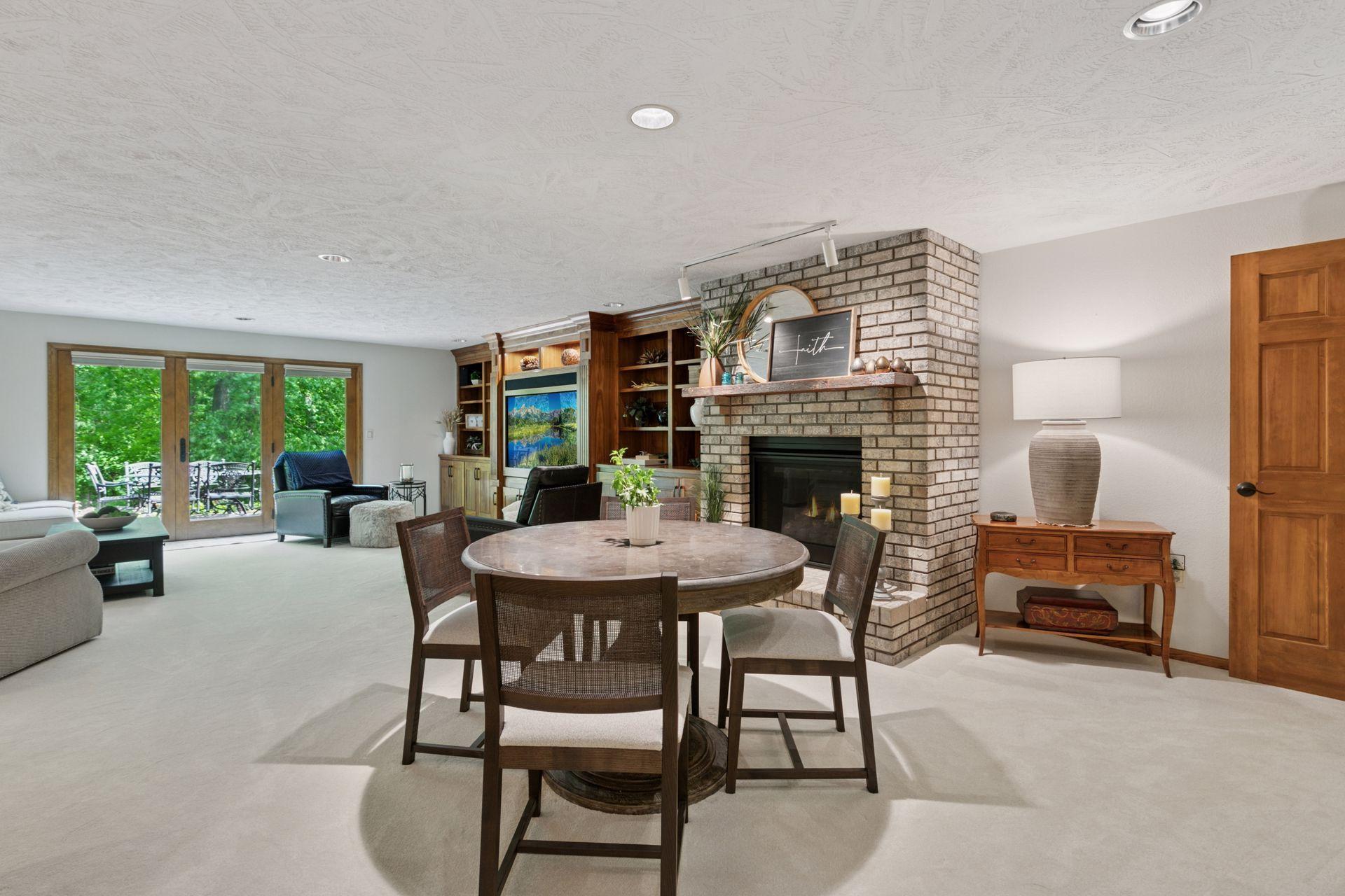 1405 W Farm Road