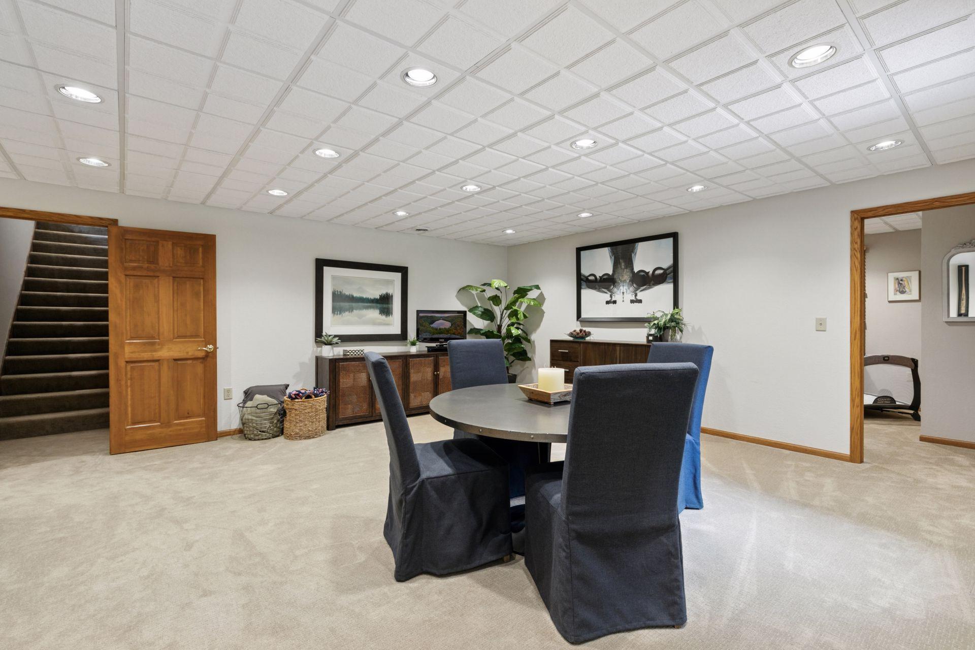1405 W Farm Road