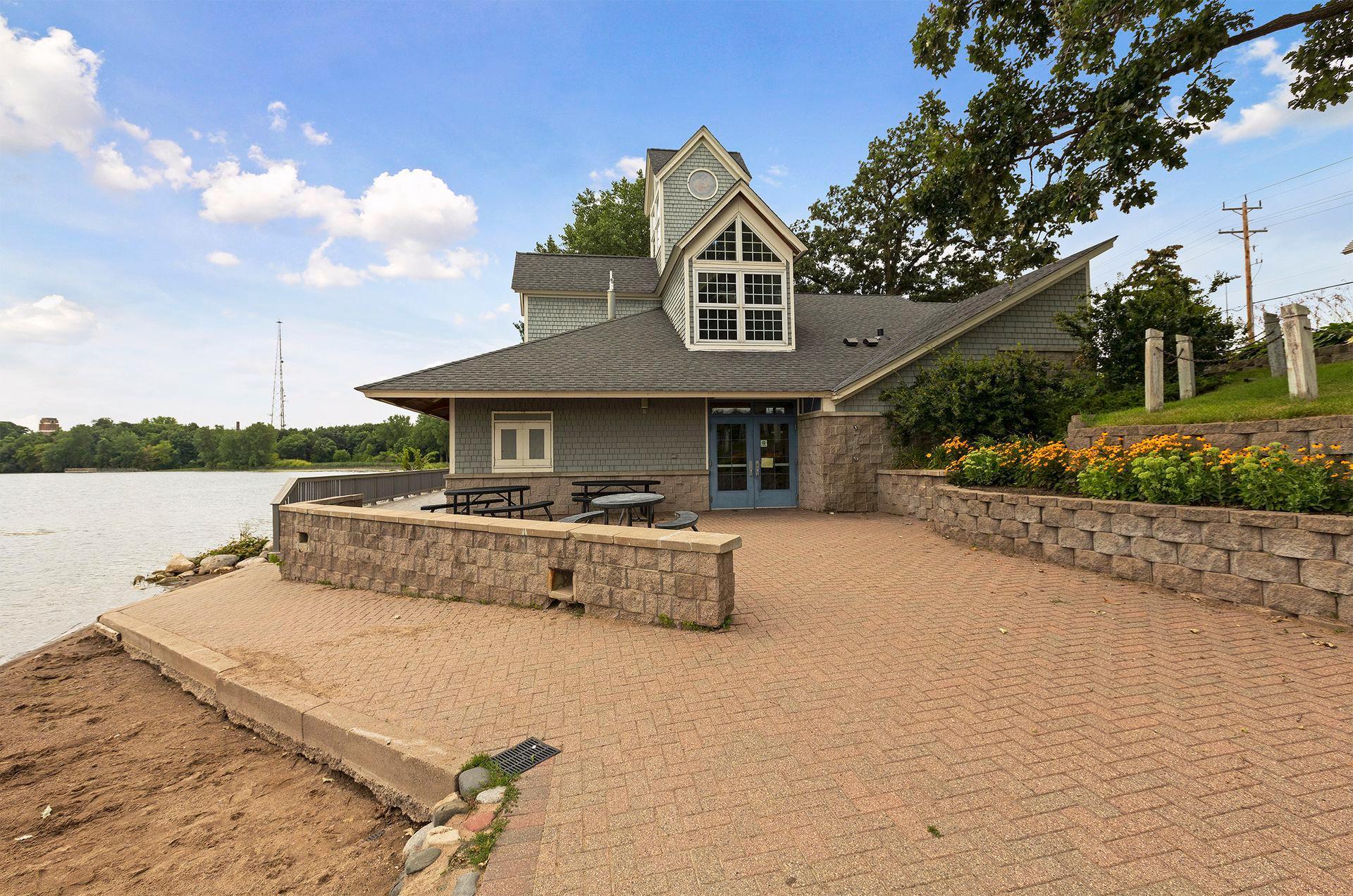 2815 Weston Lane N