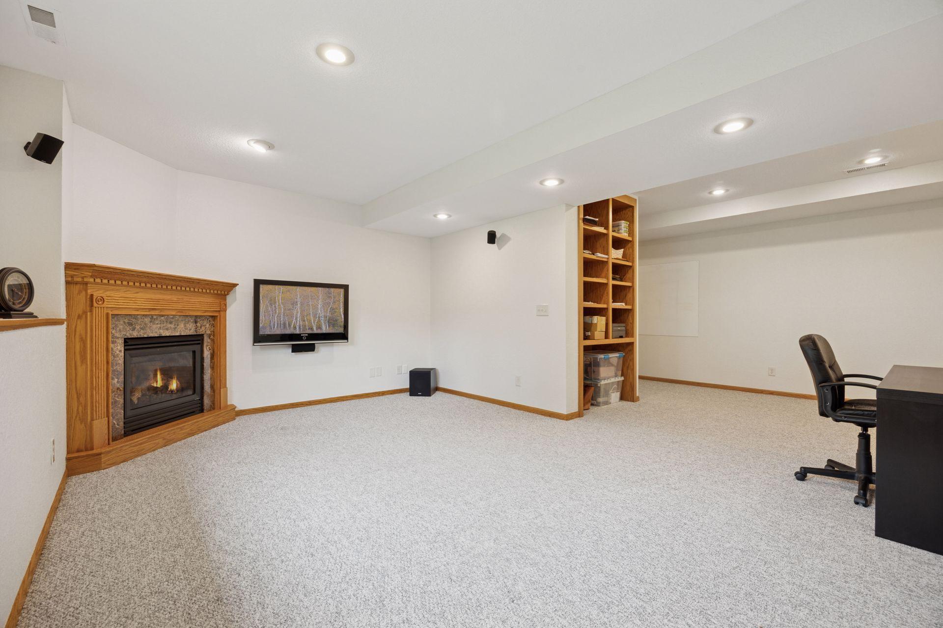 6095 Zinnia Lane N