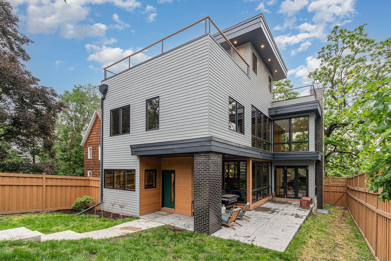212 Oliver Avenue S