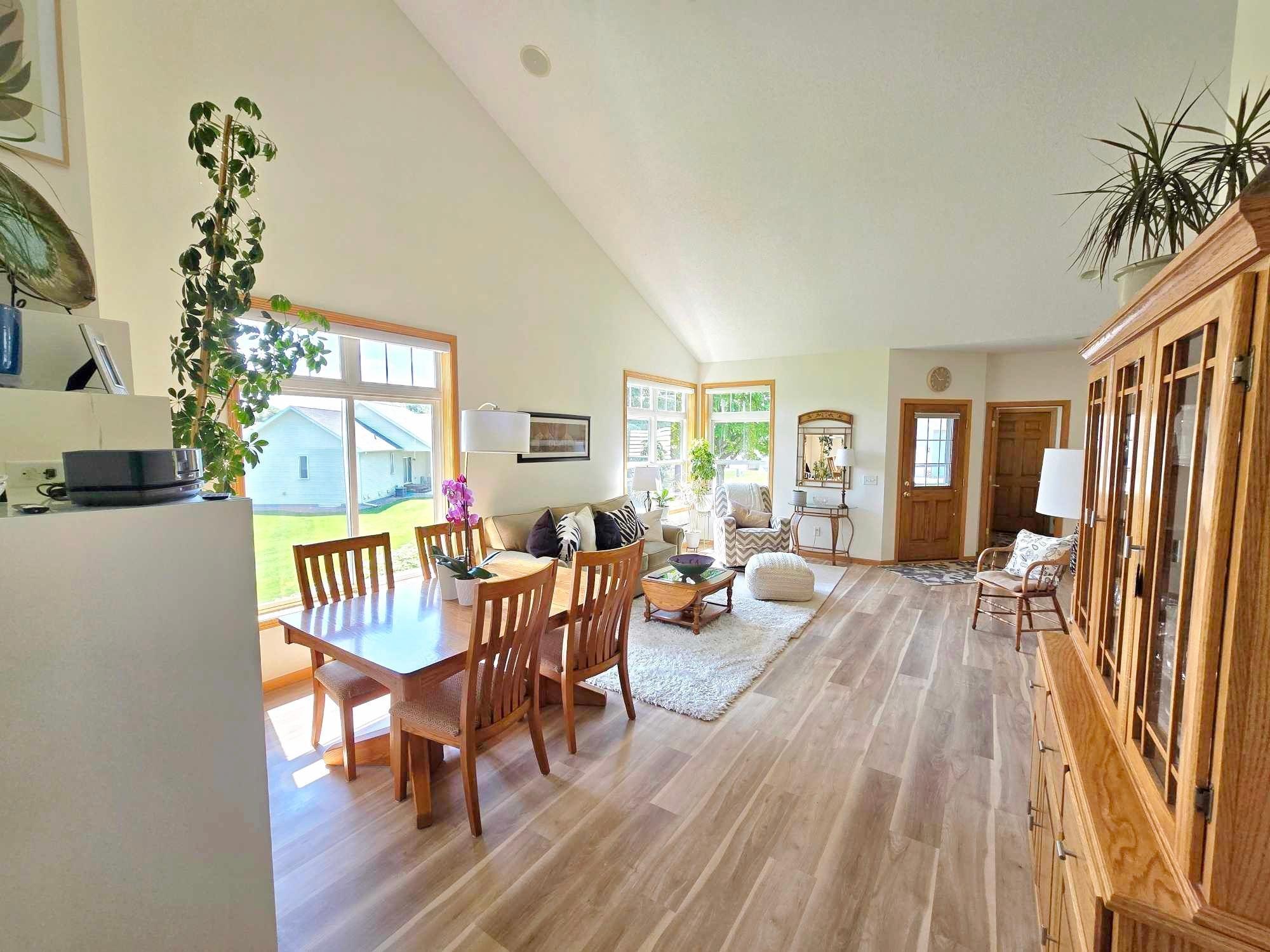 3829 Meadowview Way