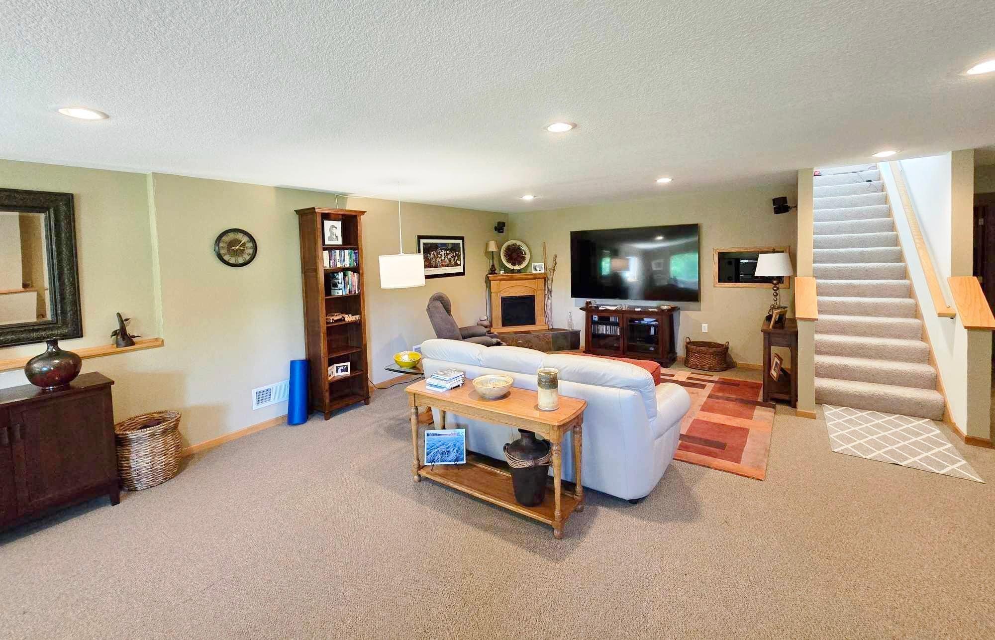 3829 Meadowview Way