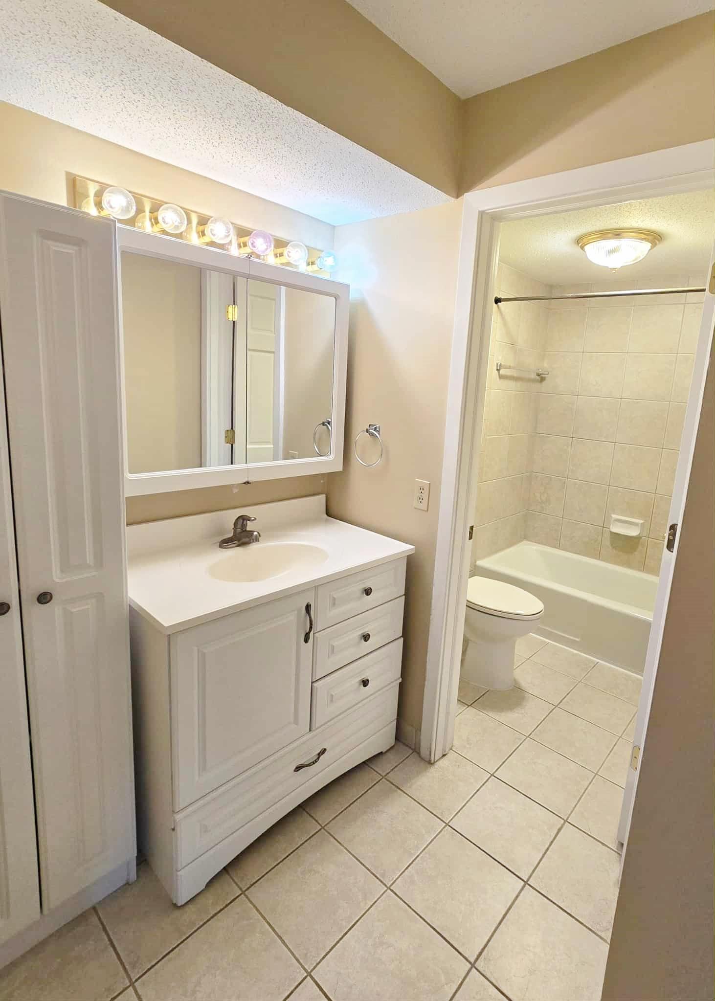 704 Old Settlers Trail Unit: 5