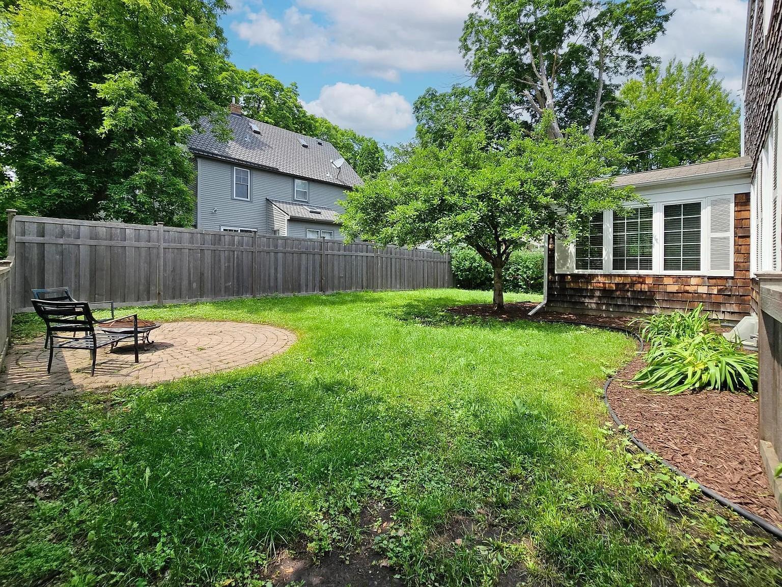 709 Wayzata Boulevard E