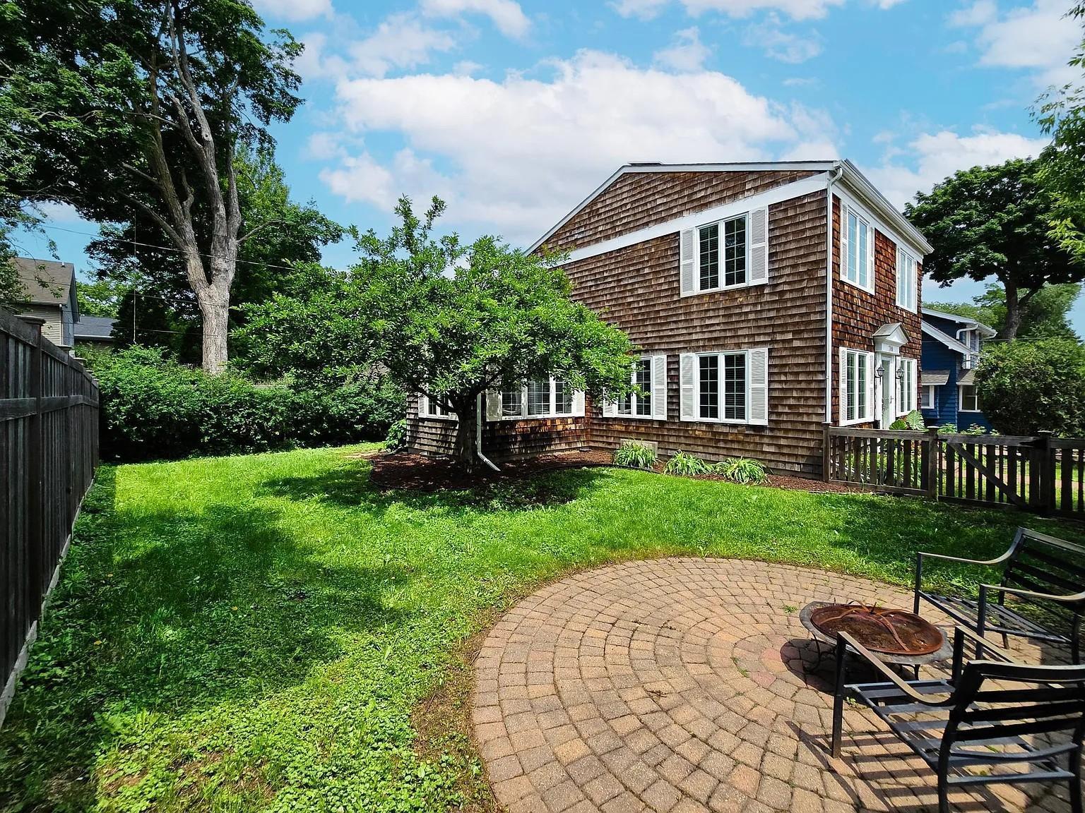 709 Wayzata Boulevard E