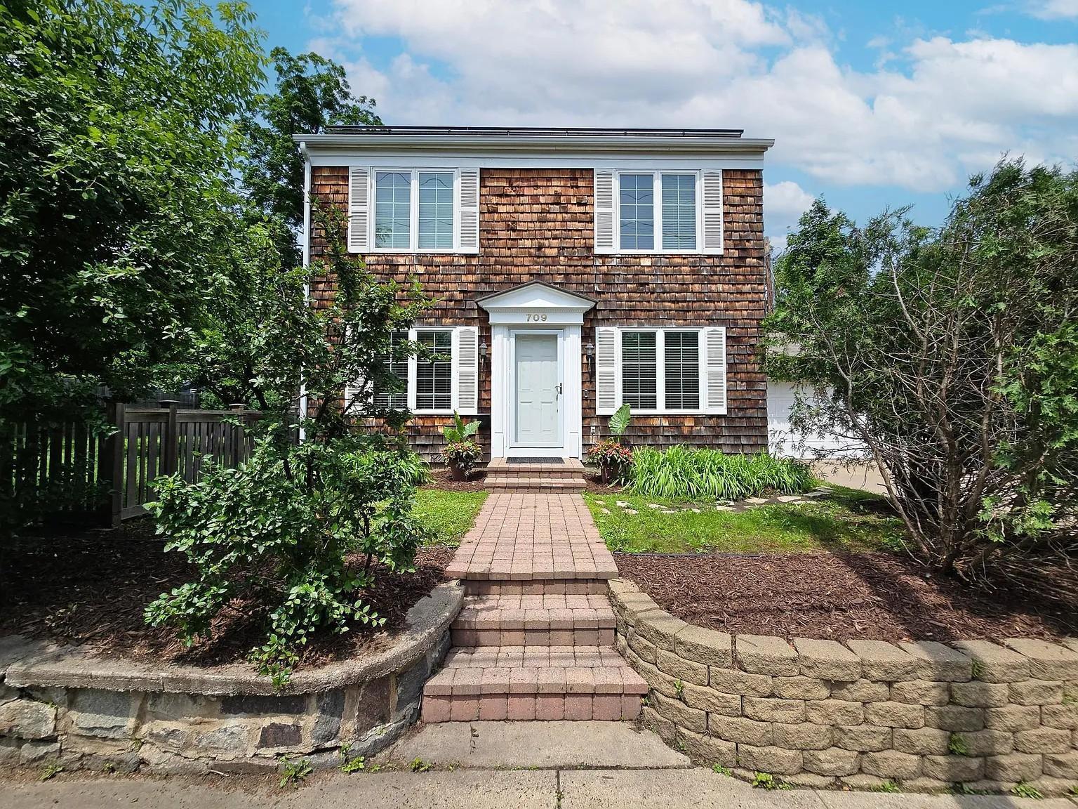 709 Wayzata Boulevard E