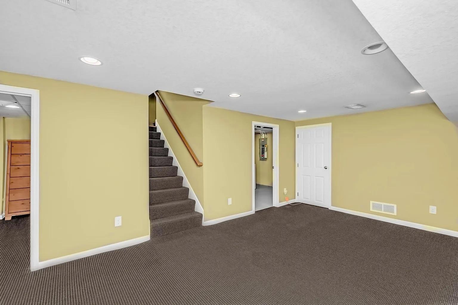 709 Wayzata Boulevard E