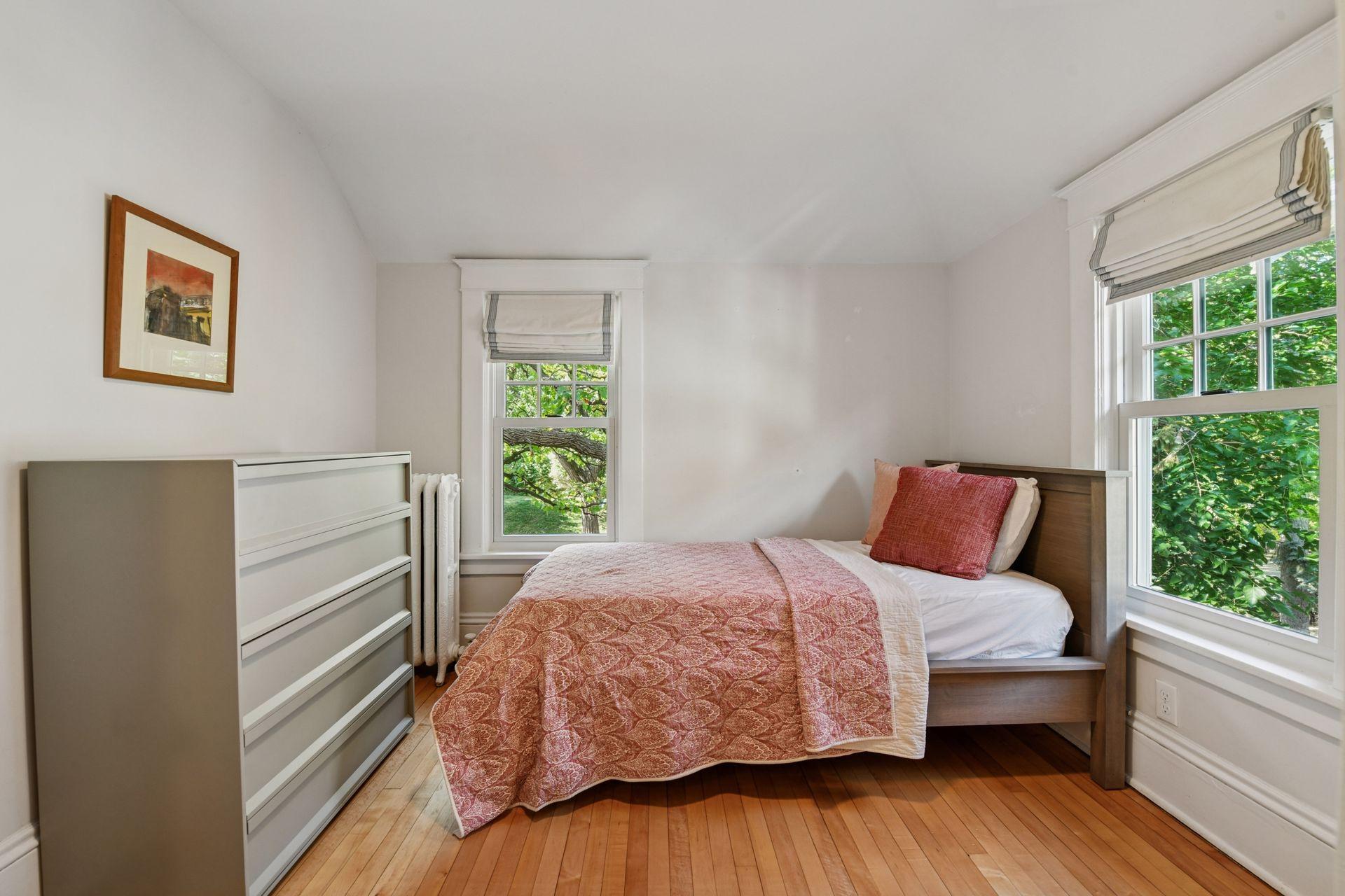 2855 Irving Avenue S