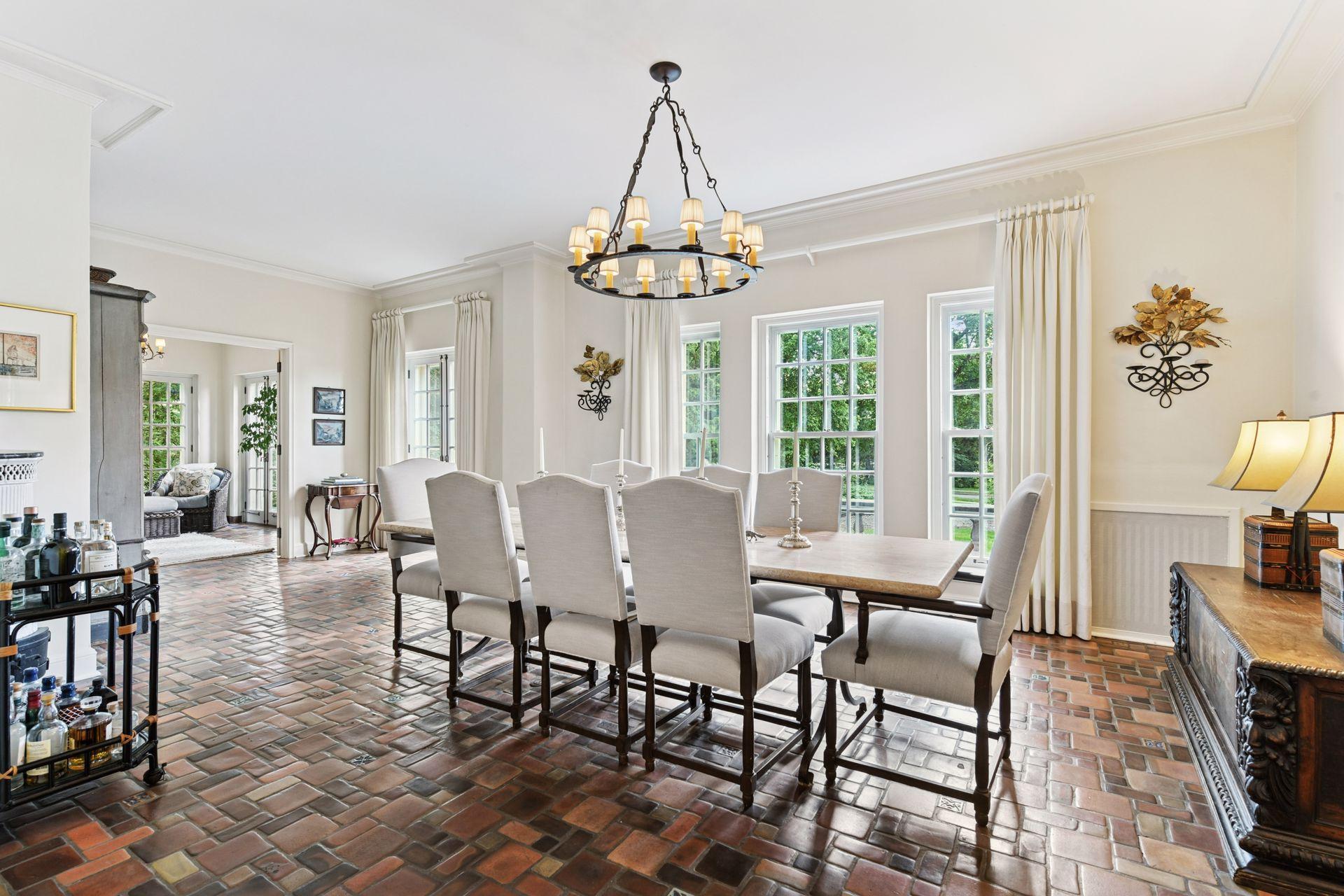 2308 W Lake Of The Isles Parkway