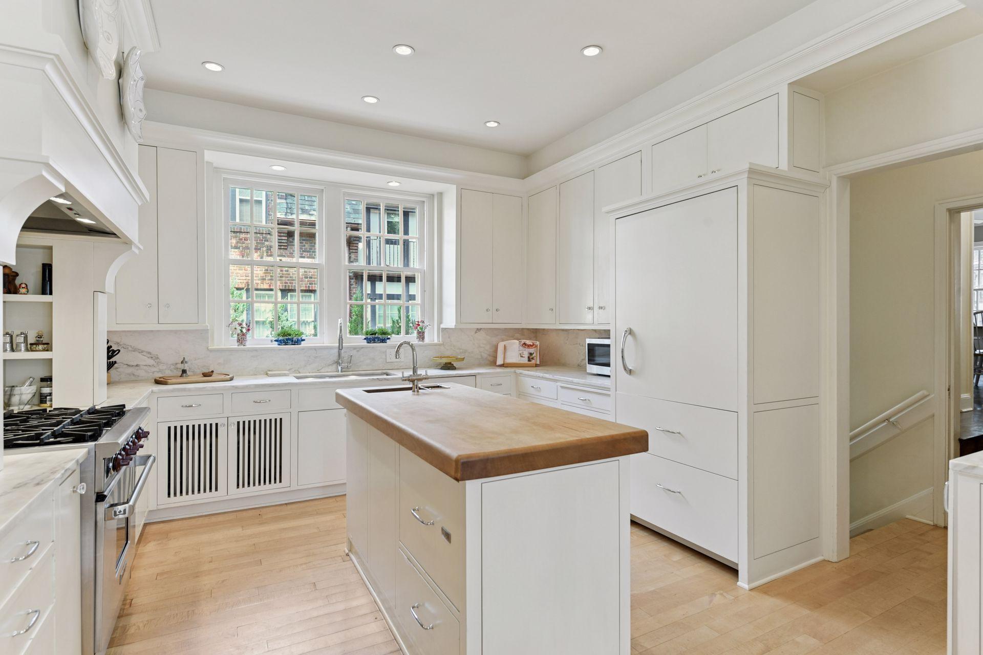 2308 W Lake Of The Isles Parkway