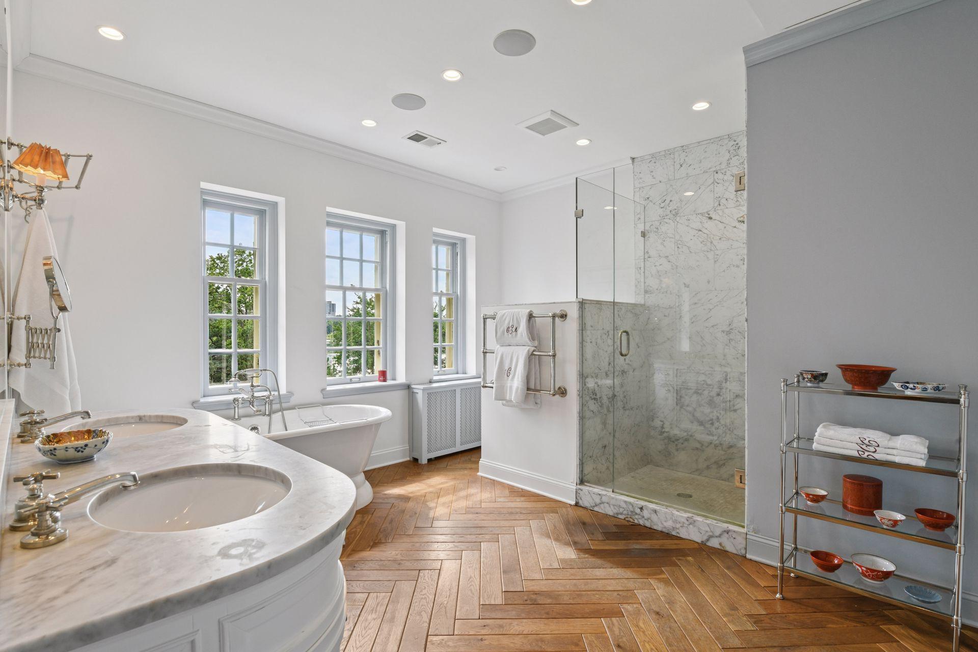 2308 W Lake Of The Isles Parkway