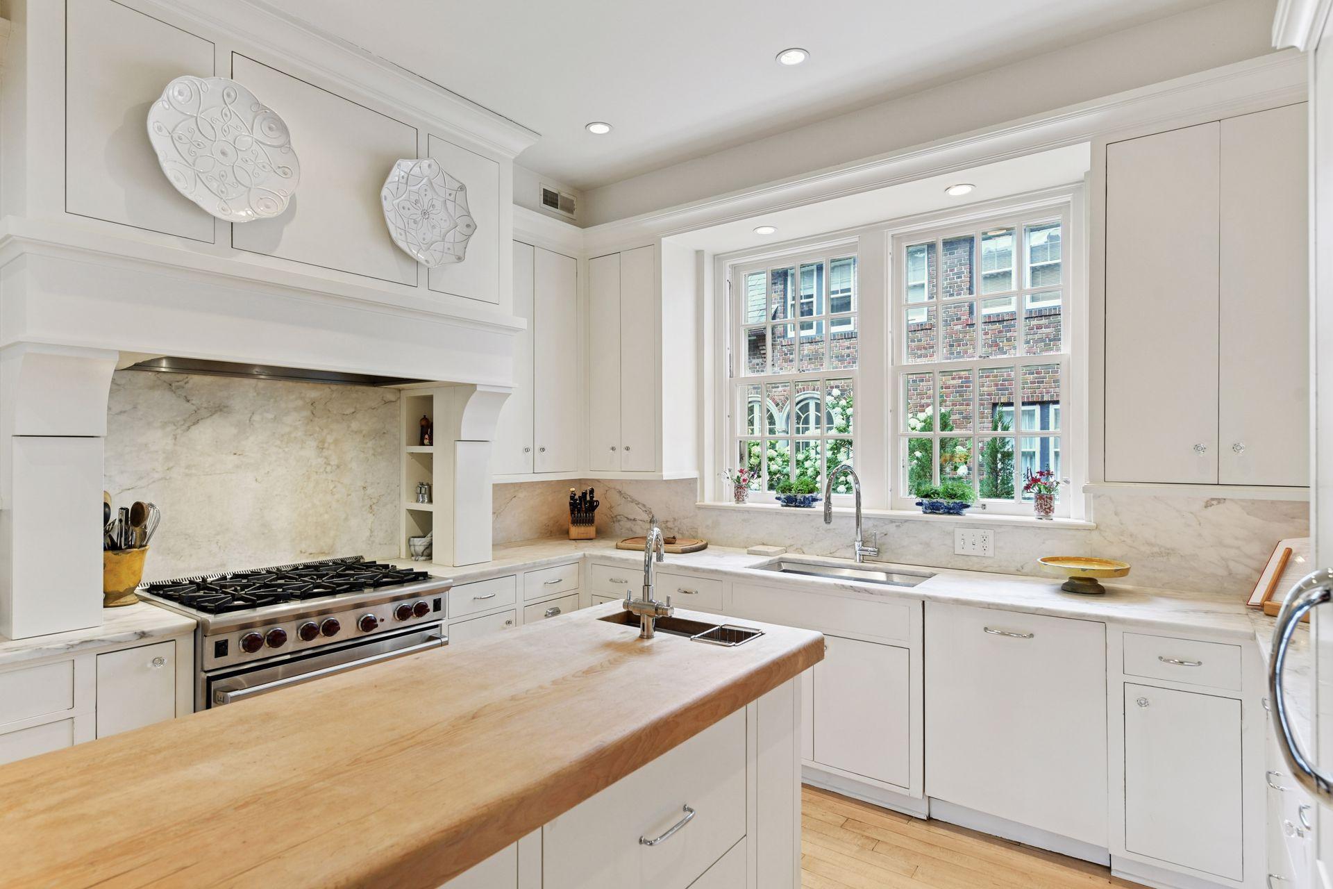 2308 W Lake Of The Isles Parkway