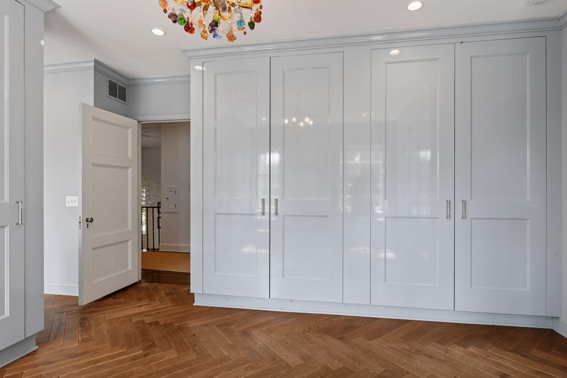 2308 W Lake Of The Isles Parkway