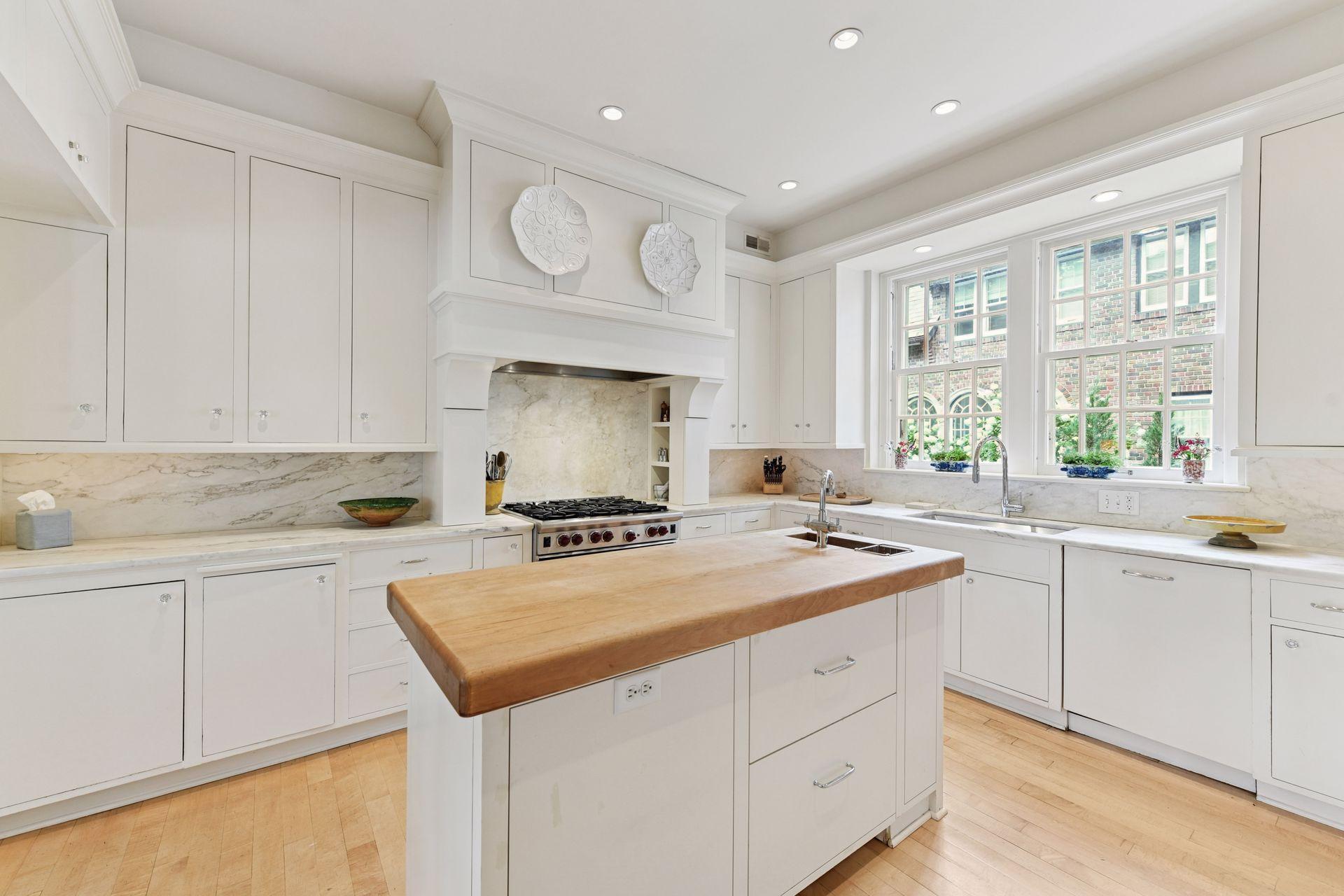 2308 W Lake Of The Isles Parkway