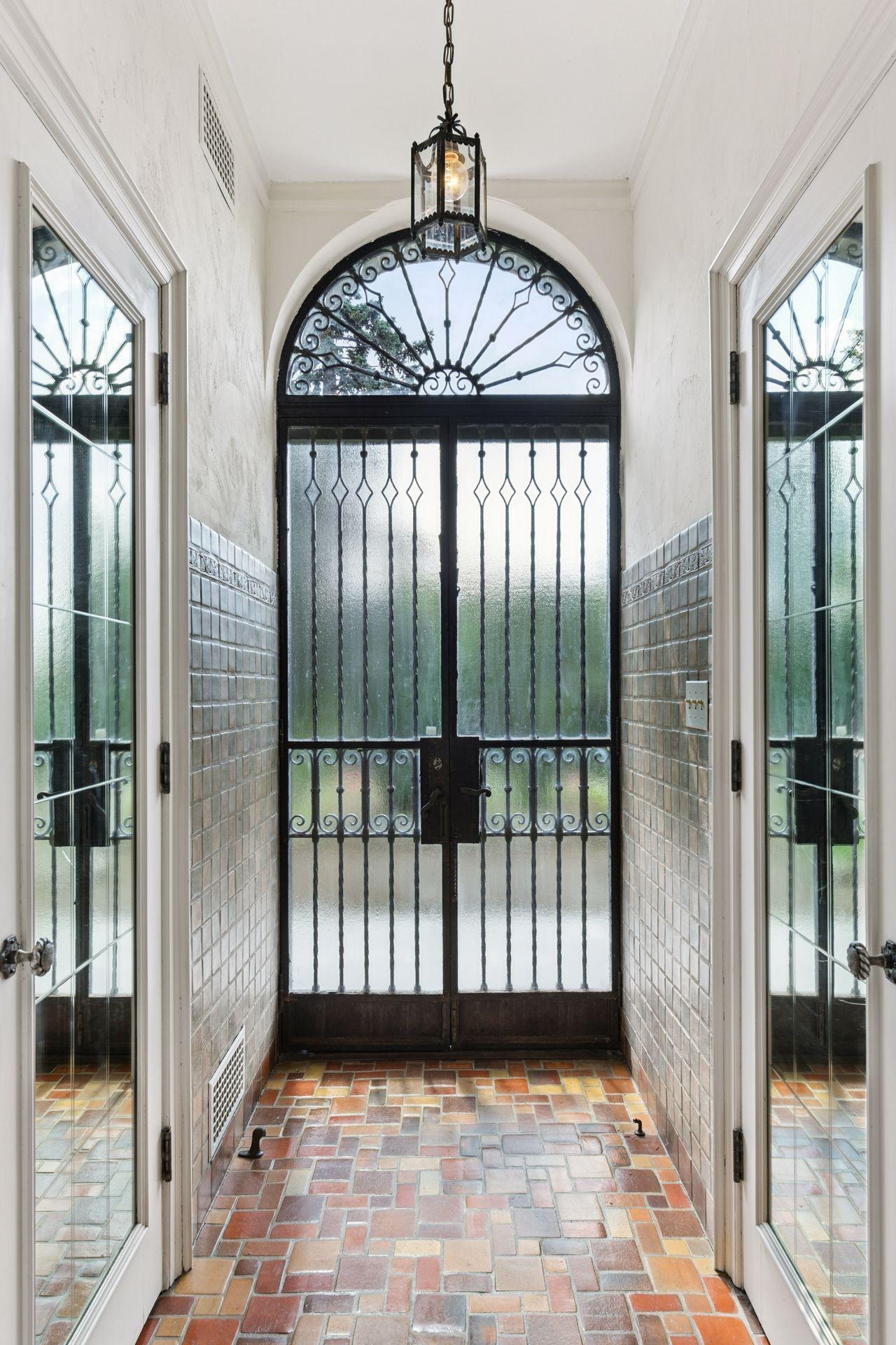 2308 W Lake Of The Isles Parkway