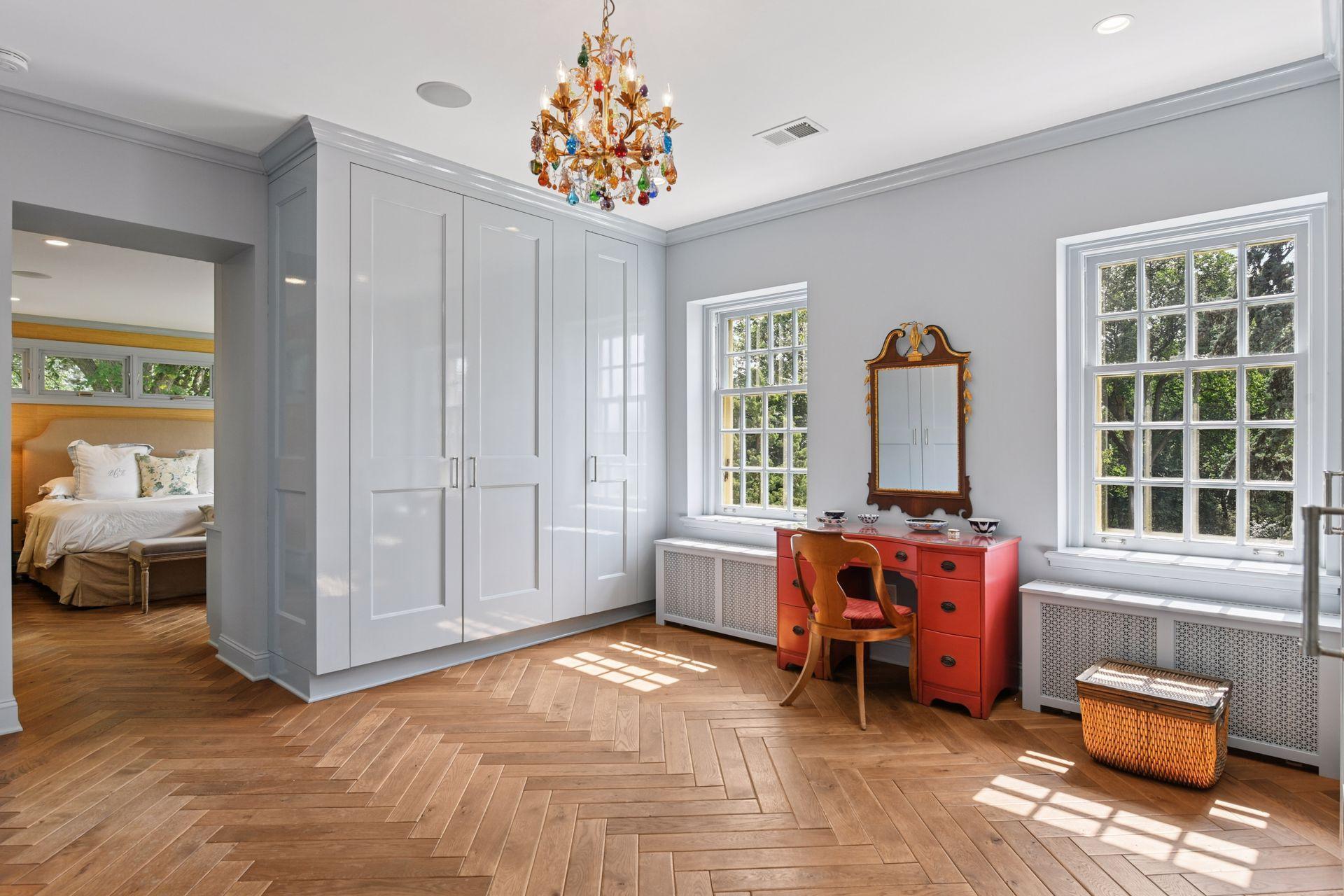 2308 W Lake Of The Isles Parkway