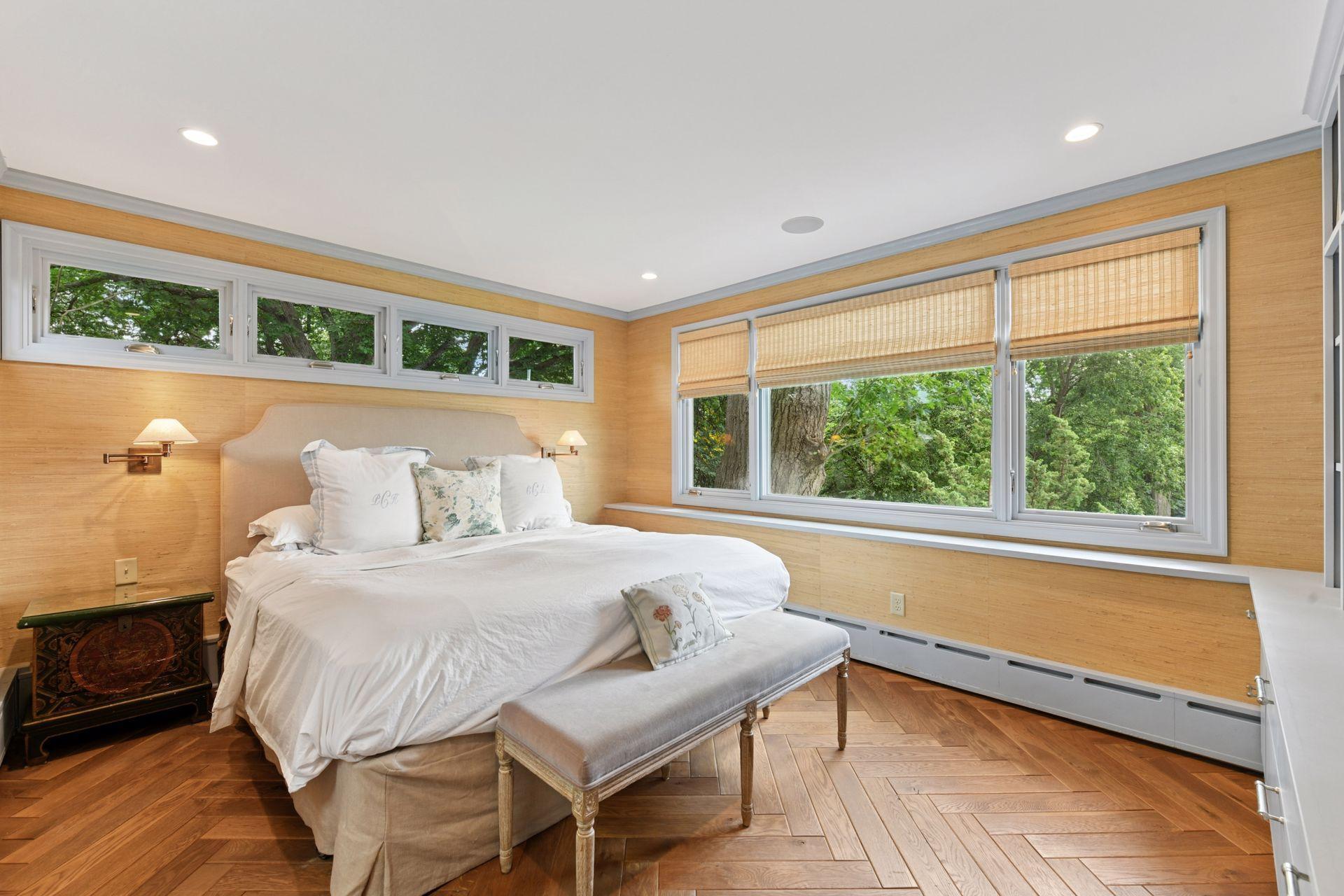 2308 W Lake Of The Isles Parkway