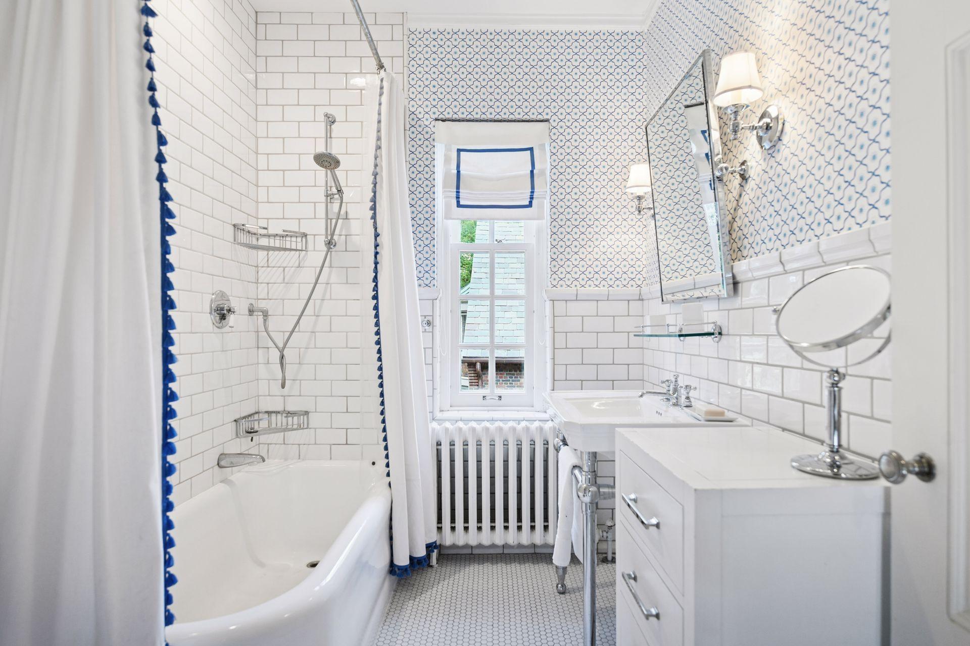 2308 W Lake Of The Isles Parkway