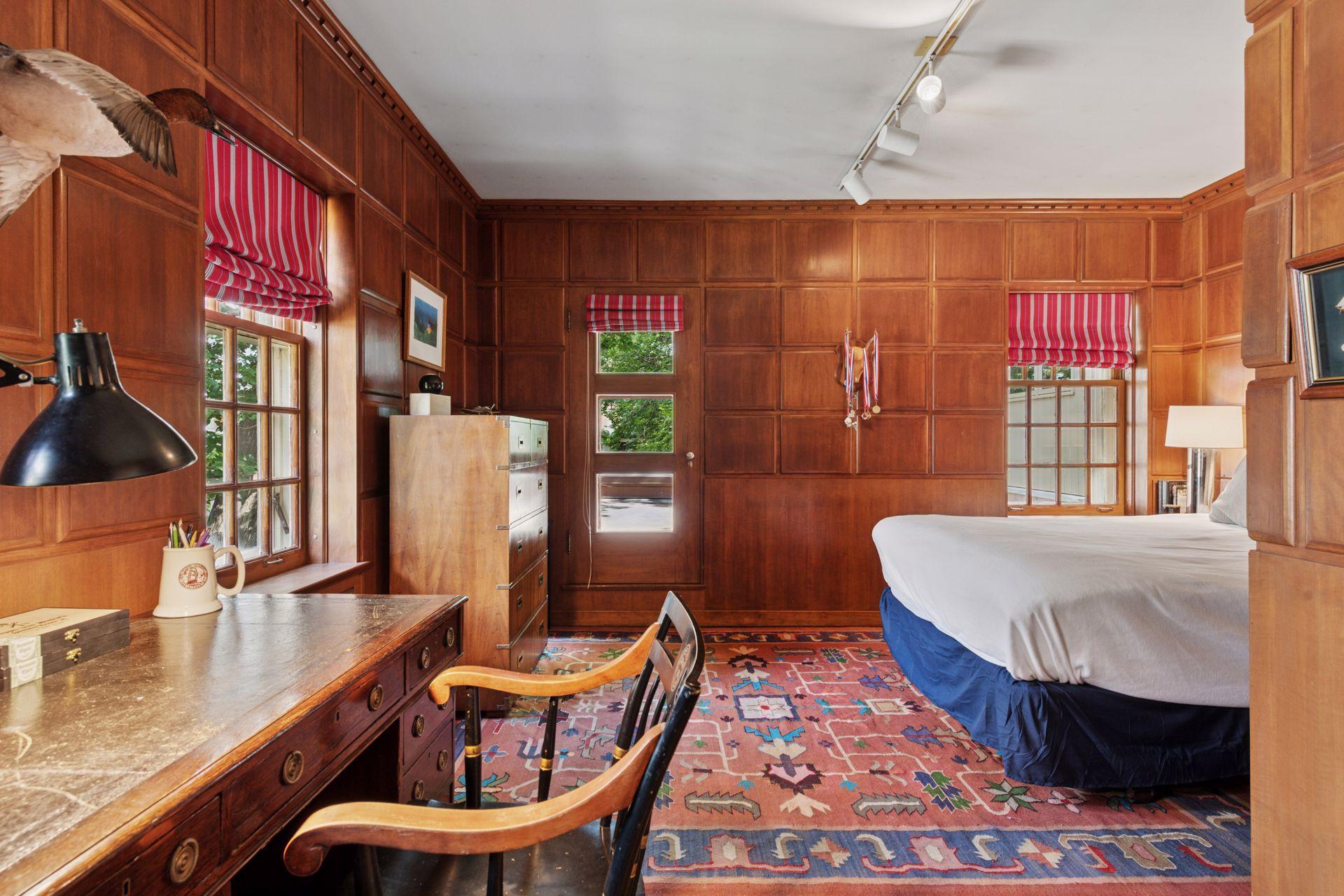 2308 W Lake Of The Isles Parkway