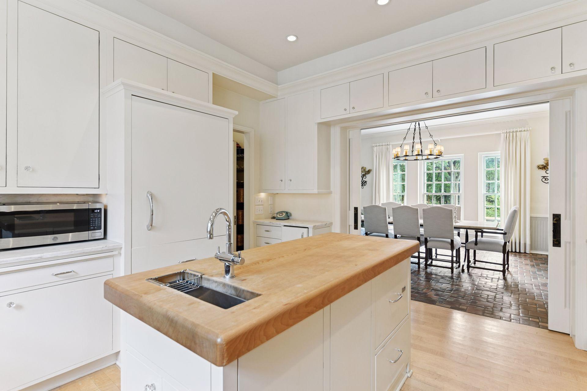 2308 W Lake Of The Isles Parkway