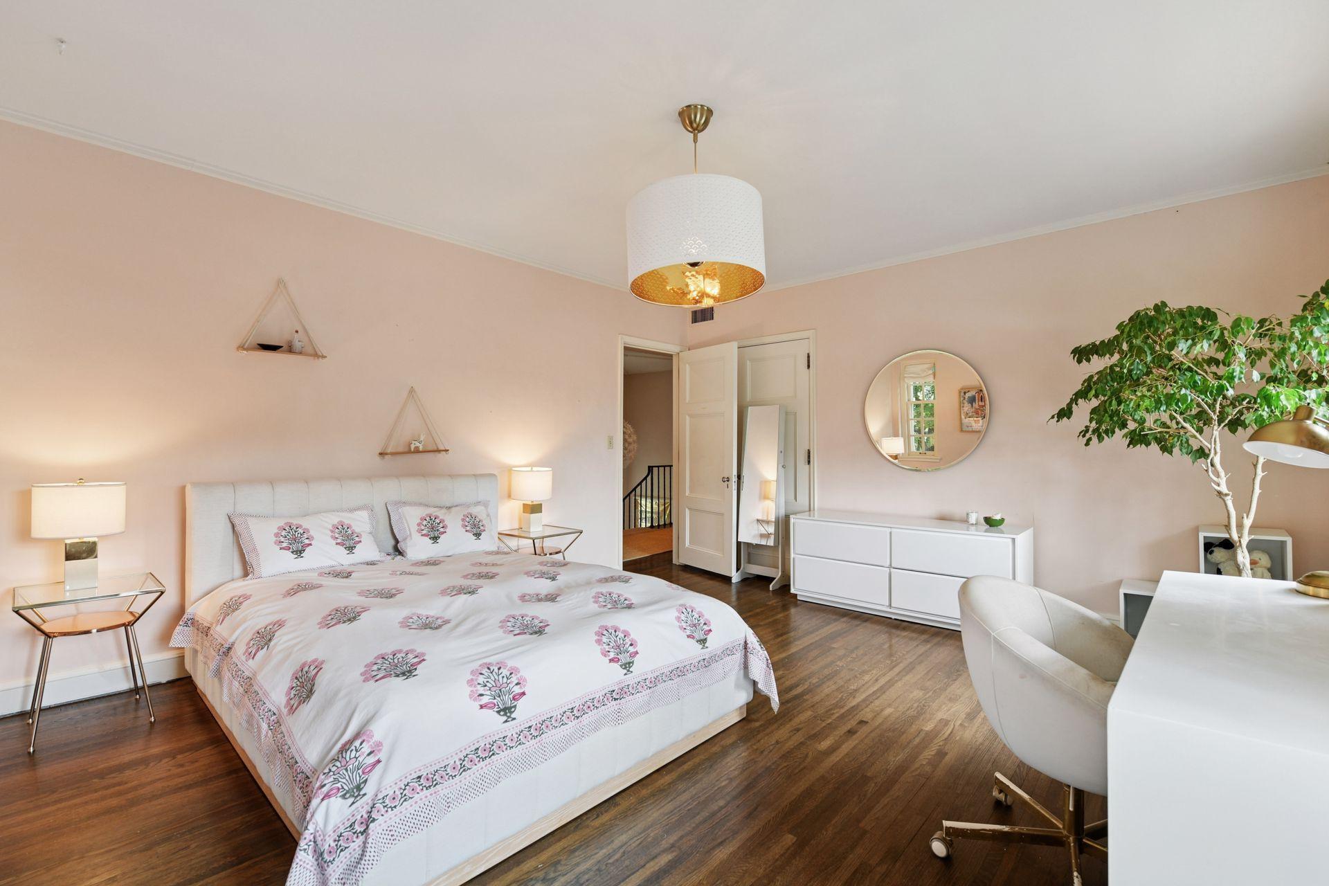 2308 W Lake Of The Isles Parkway