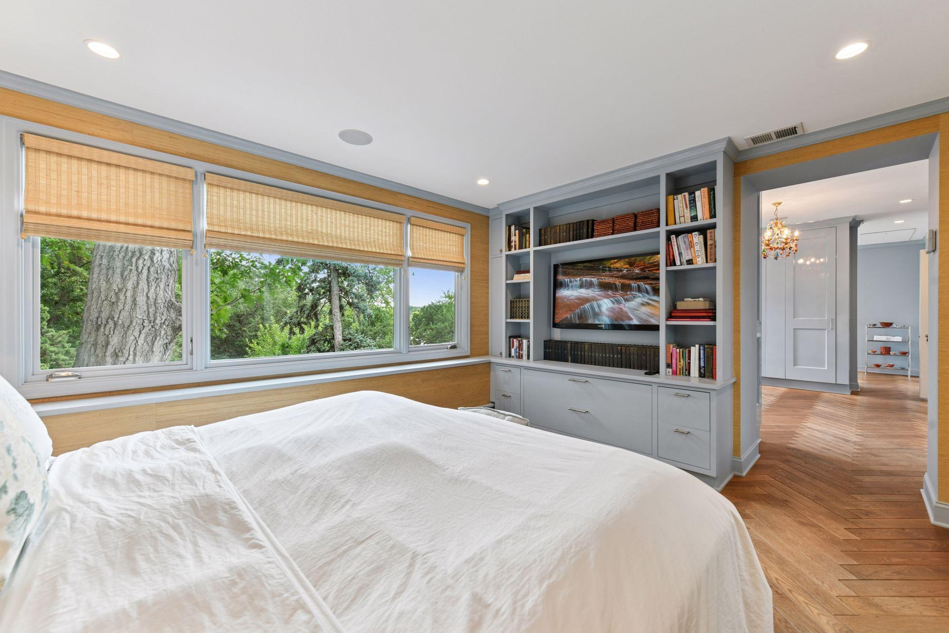 2308 W Lake Of The Isles Parkway