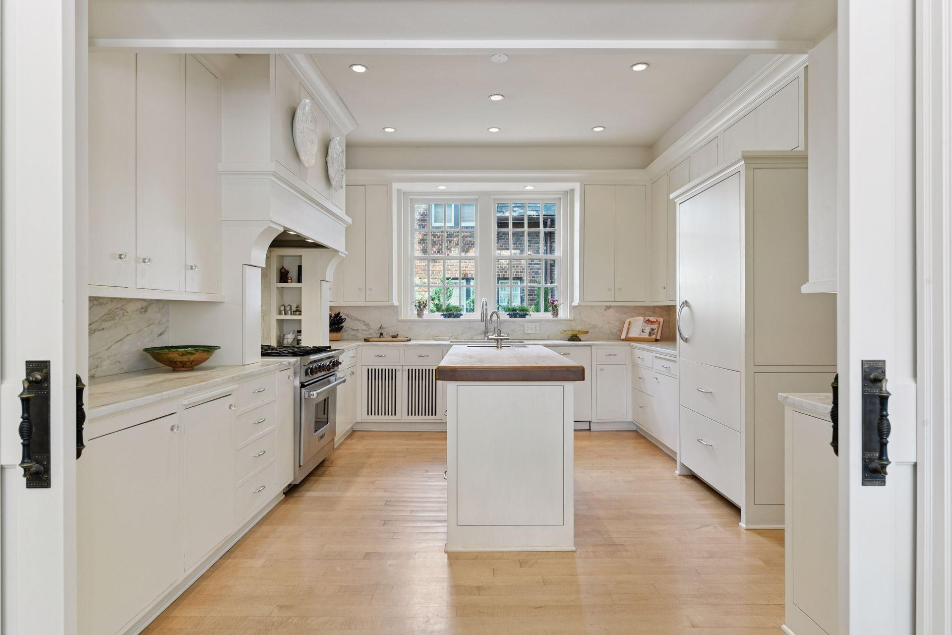 2308 W Lake Of The Isles Parkway