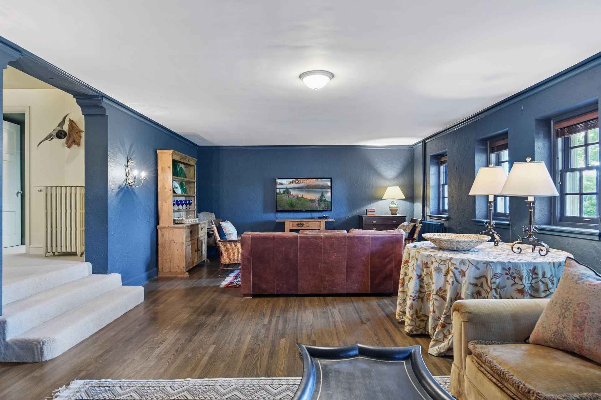 2308 W Lake Of The Isles Parkway