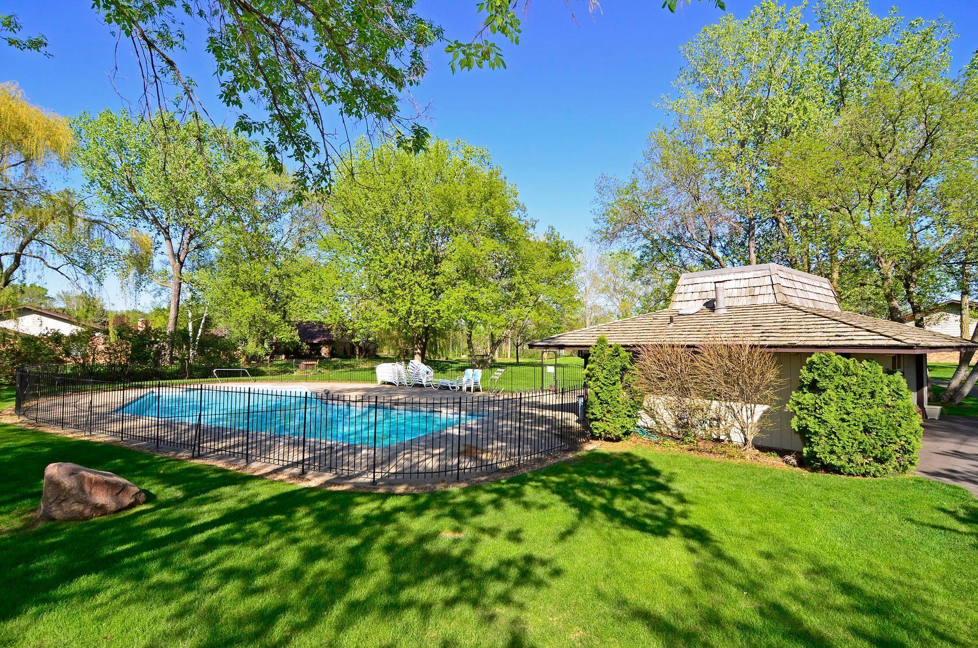 1150 Black Oaks Lane N