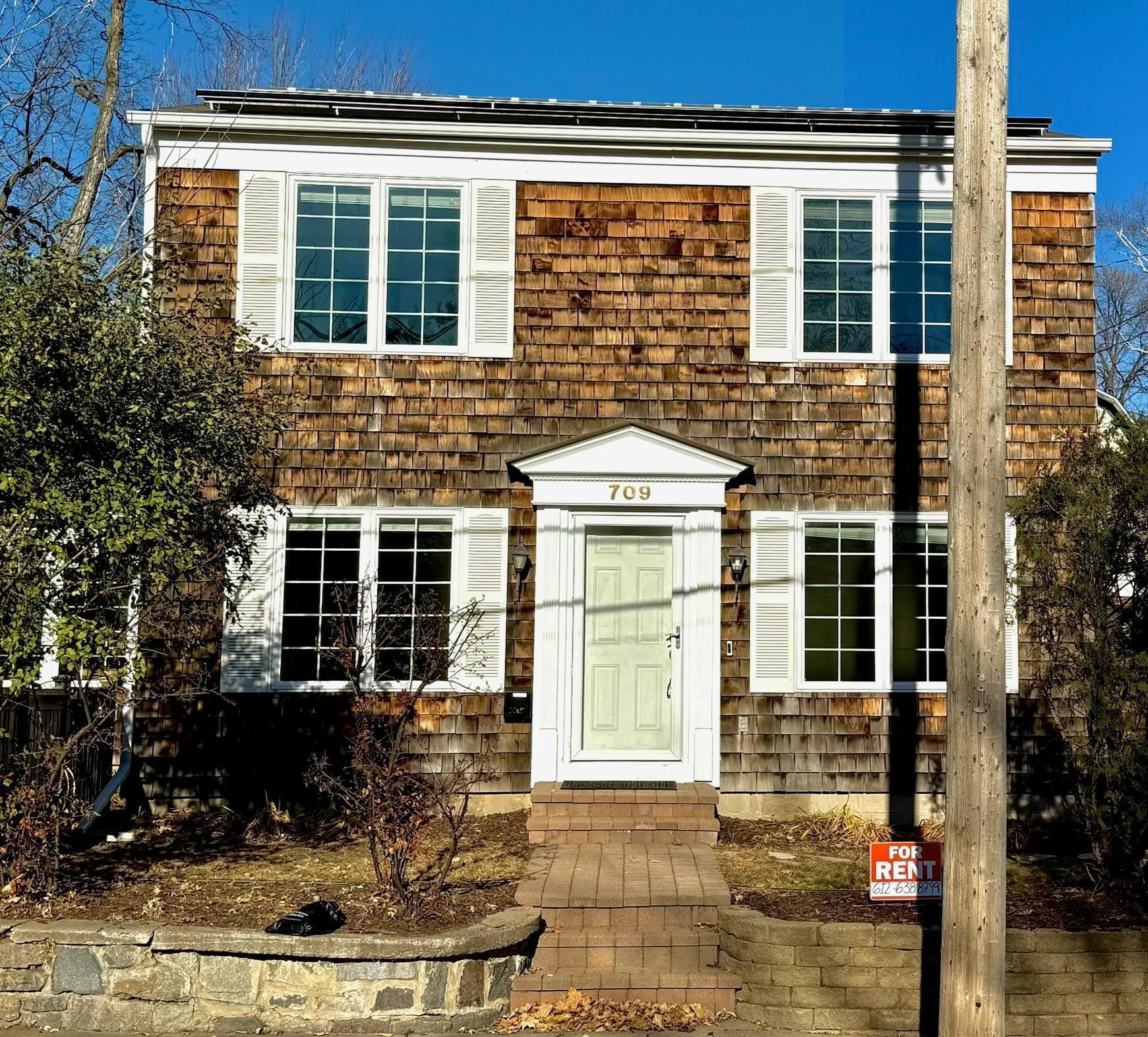 709 Wayzata Boulevard E