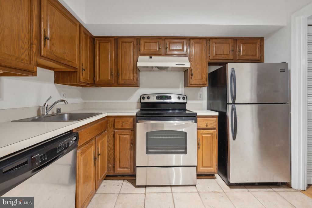 545 COLECROFT COURT