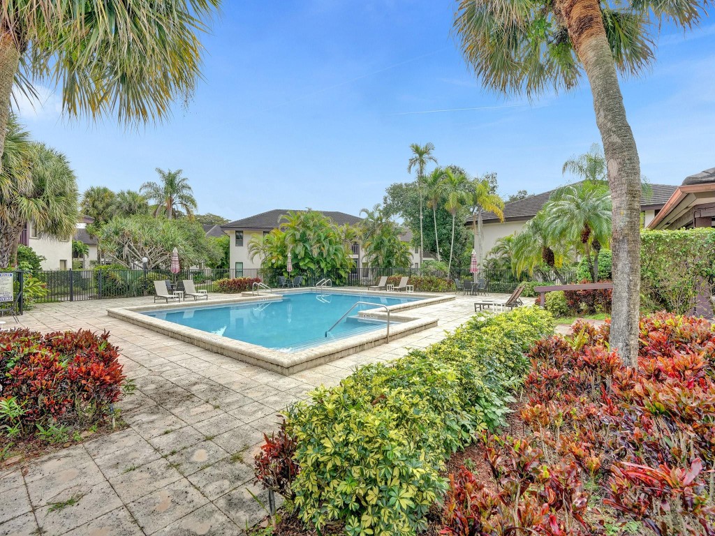 9280 Sabal Ridge Cir APT B