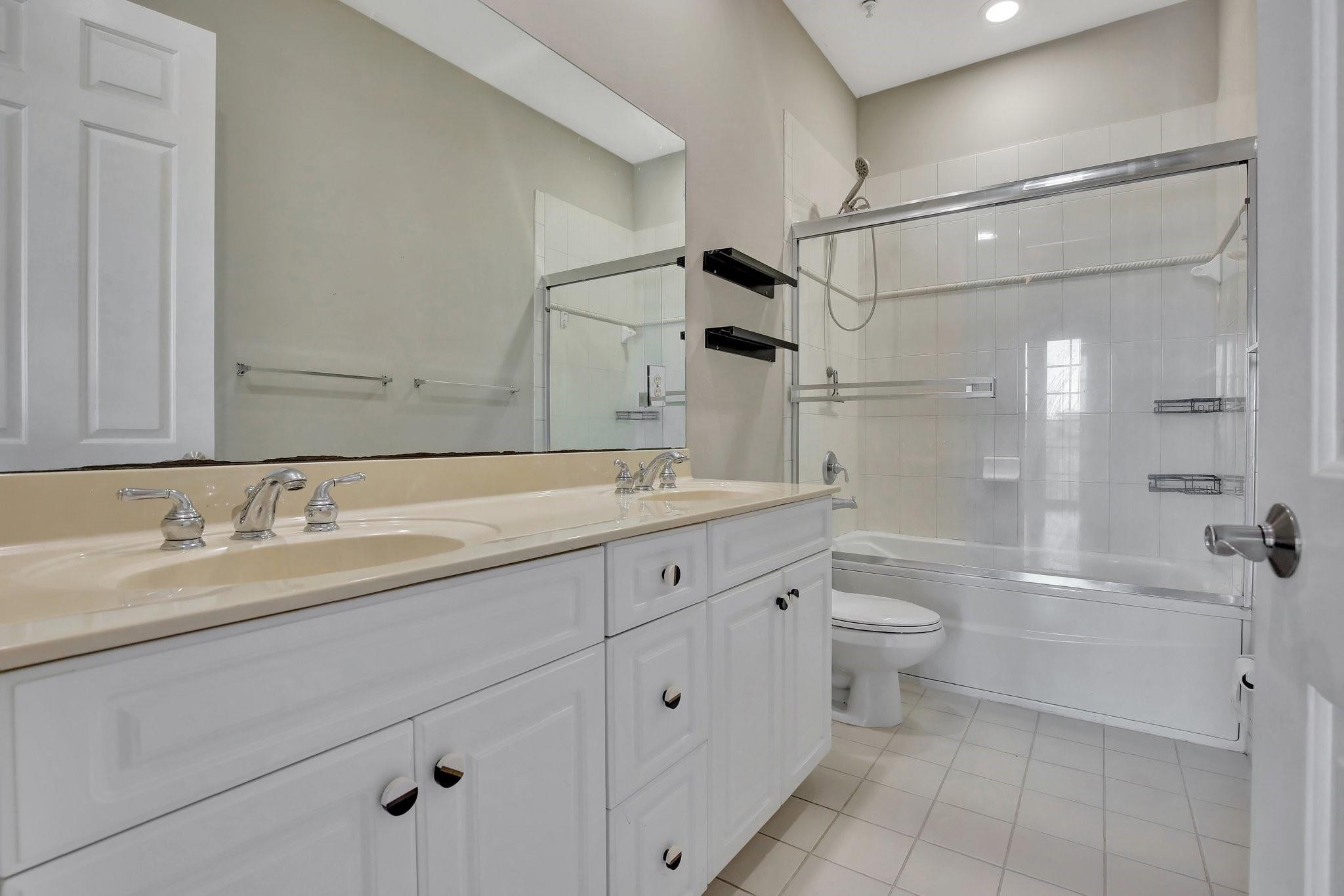 6823 Lakeside Cir 106-1