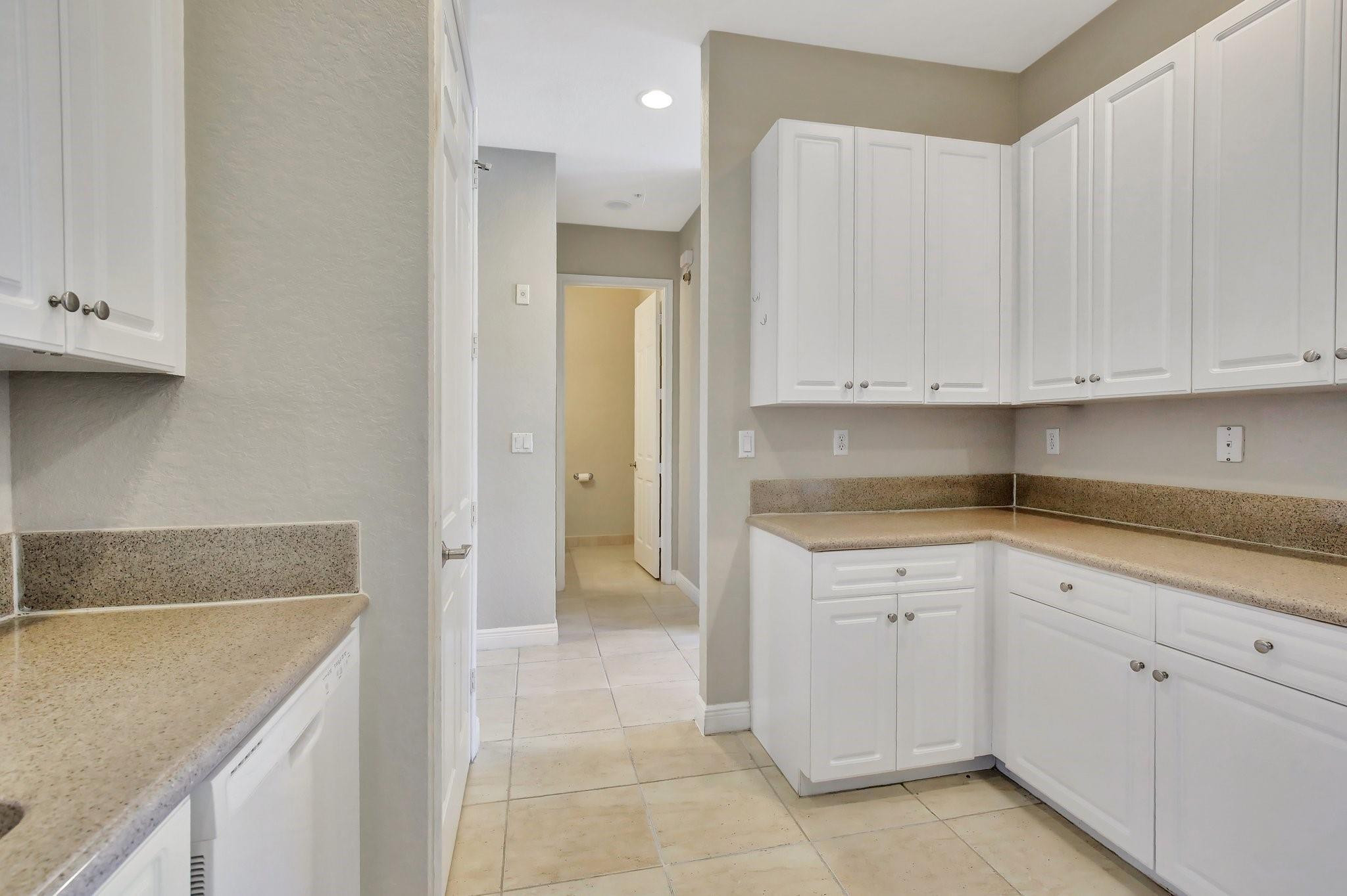 6823 Lakeside Cir 106-1