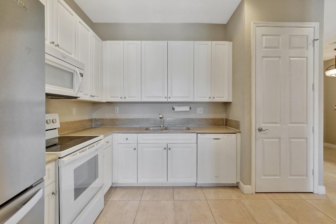 6823 Lakeside Cir 106-1