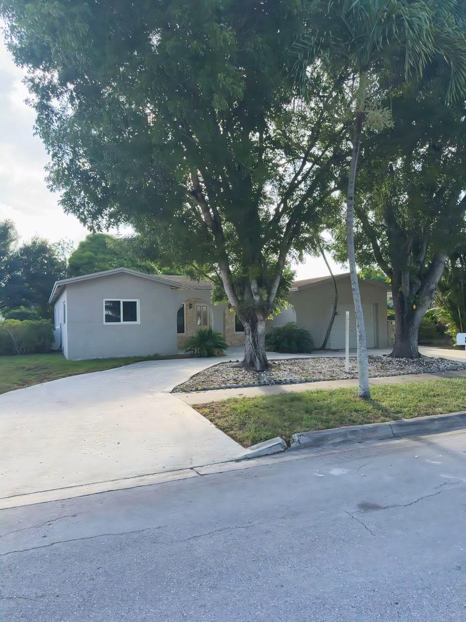 880 SW 49th Ter