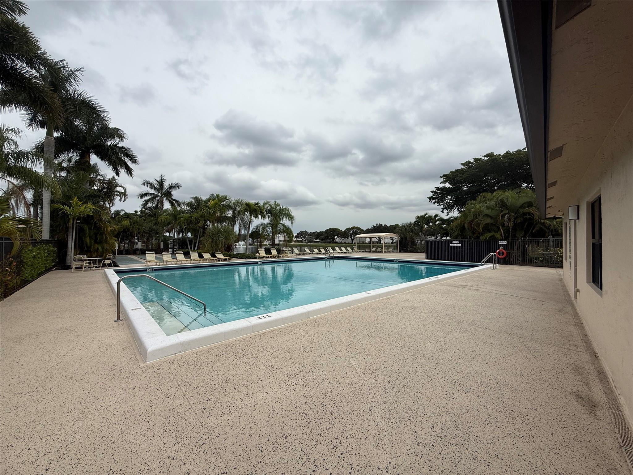 5571 Lakeside Drive 203