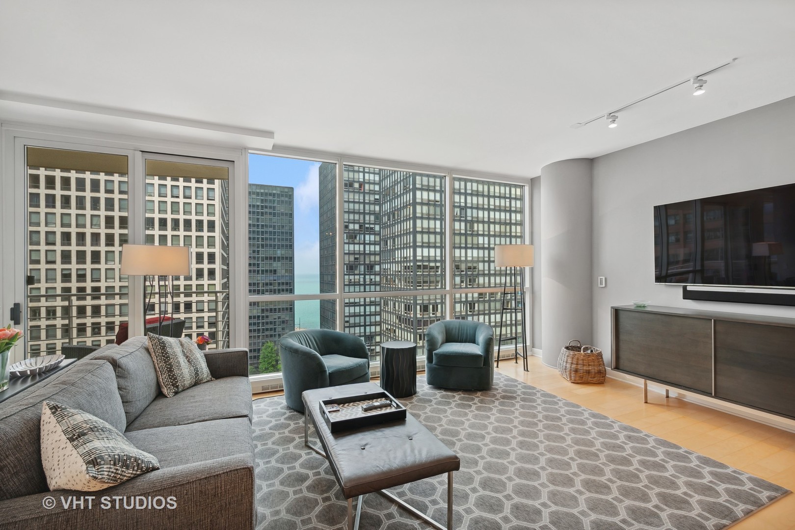 250 E PEARSON Street Unit: 1404