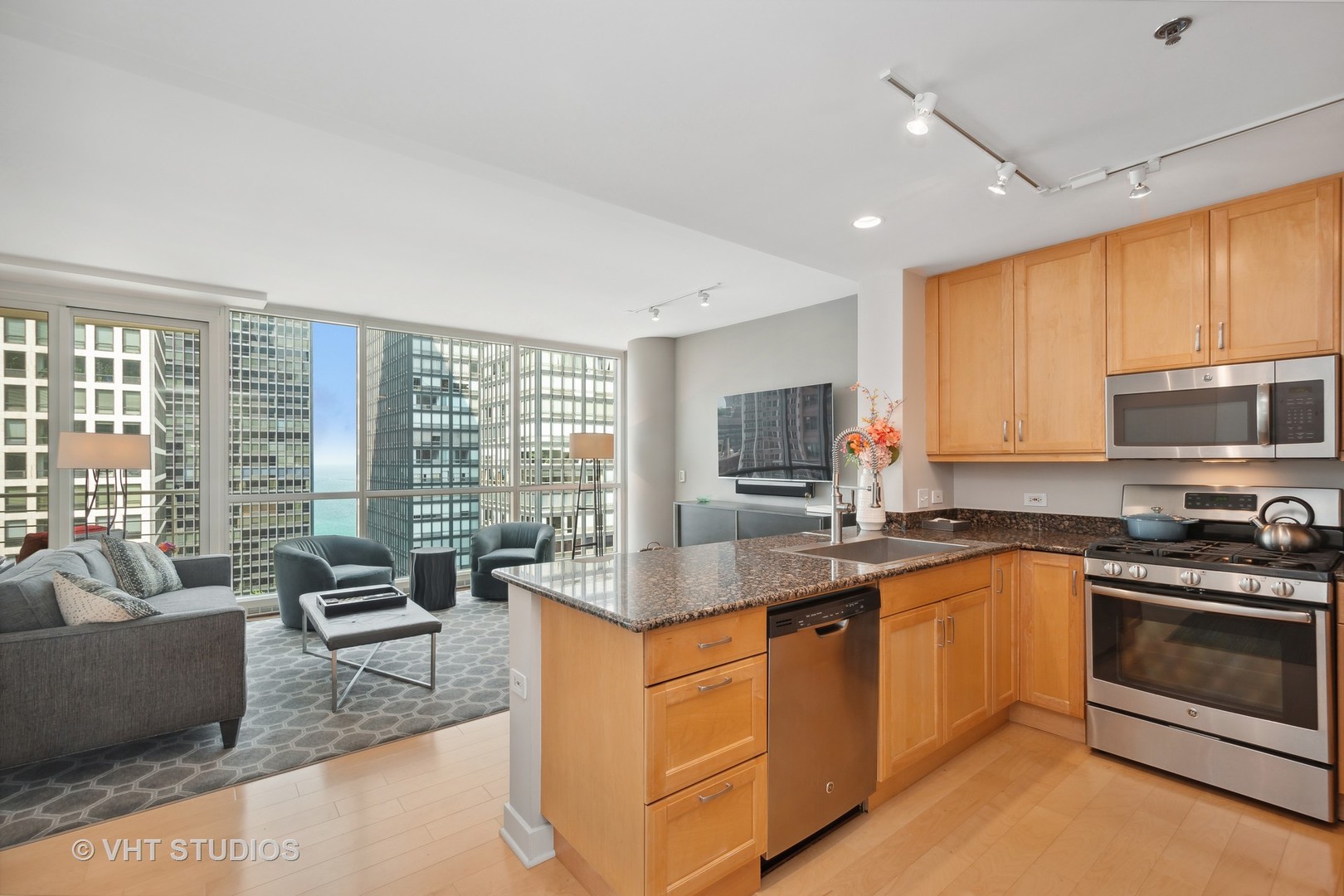 250 E PEARSON Street Unit: 1404