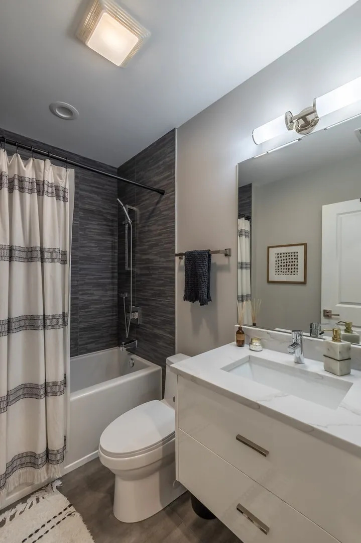 2508 N Greenview Avenue Unit: 1W