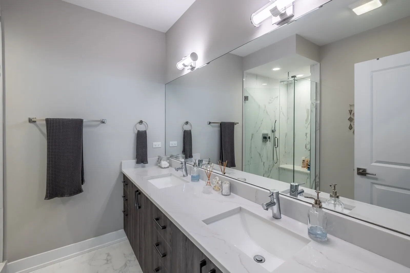 2508 N Greenview Avenue Unit: 1W