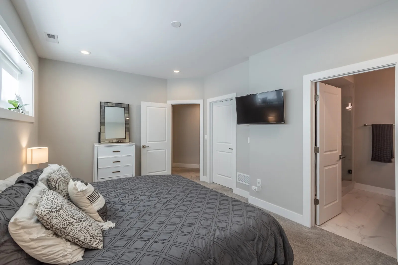 2508 N Greenview Avenue Unit: 1W