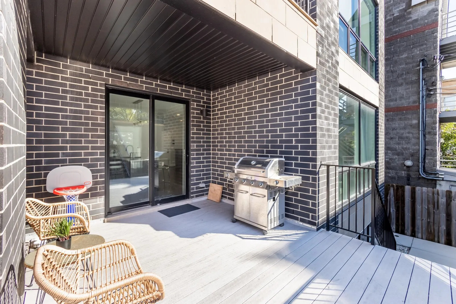 2508 N Greenview Avenue Unit: 1W
