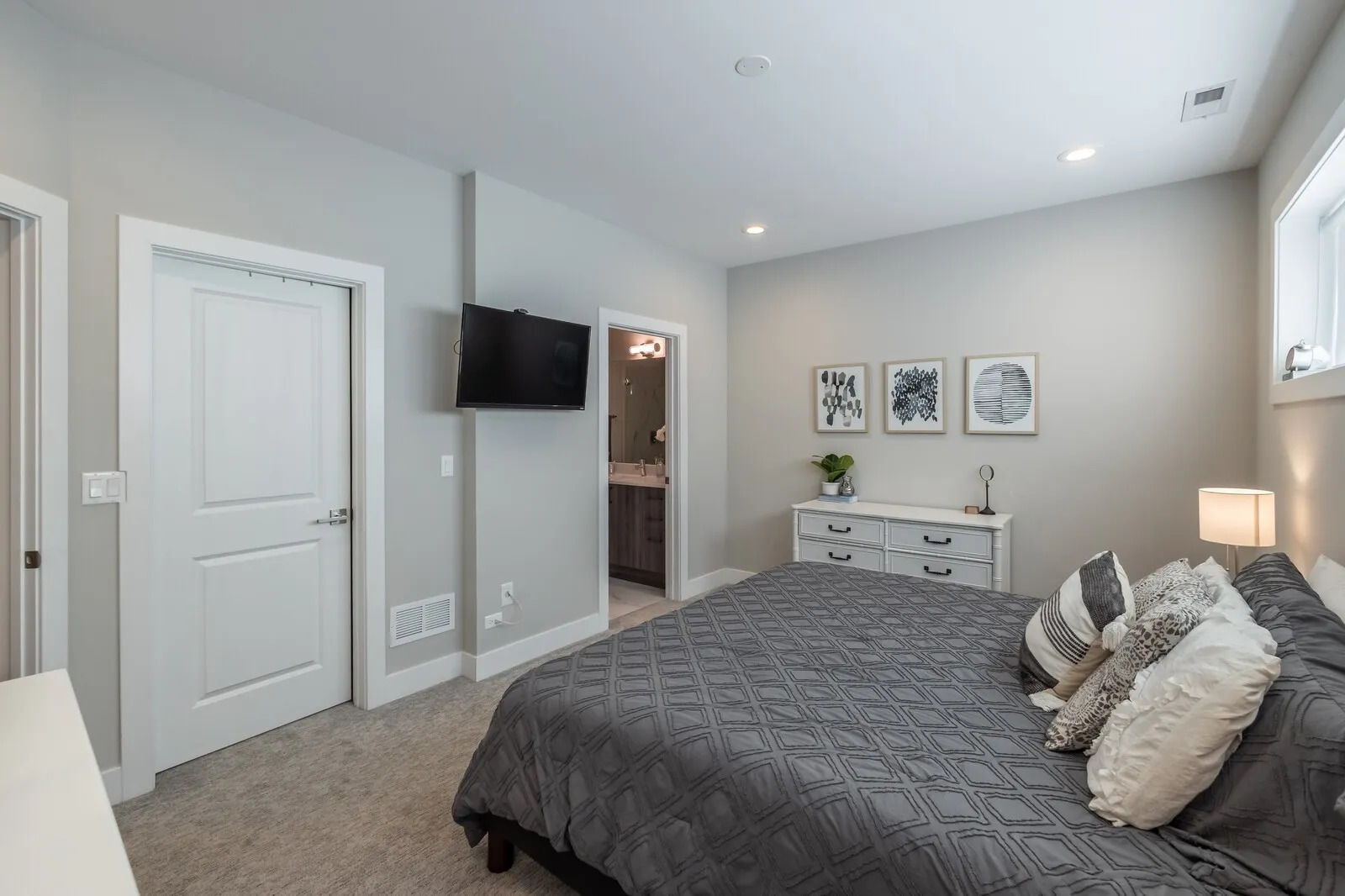 2508 N Greenview Avenue Unit: 1W